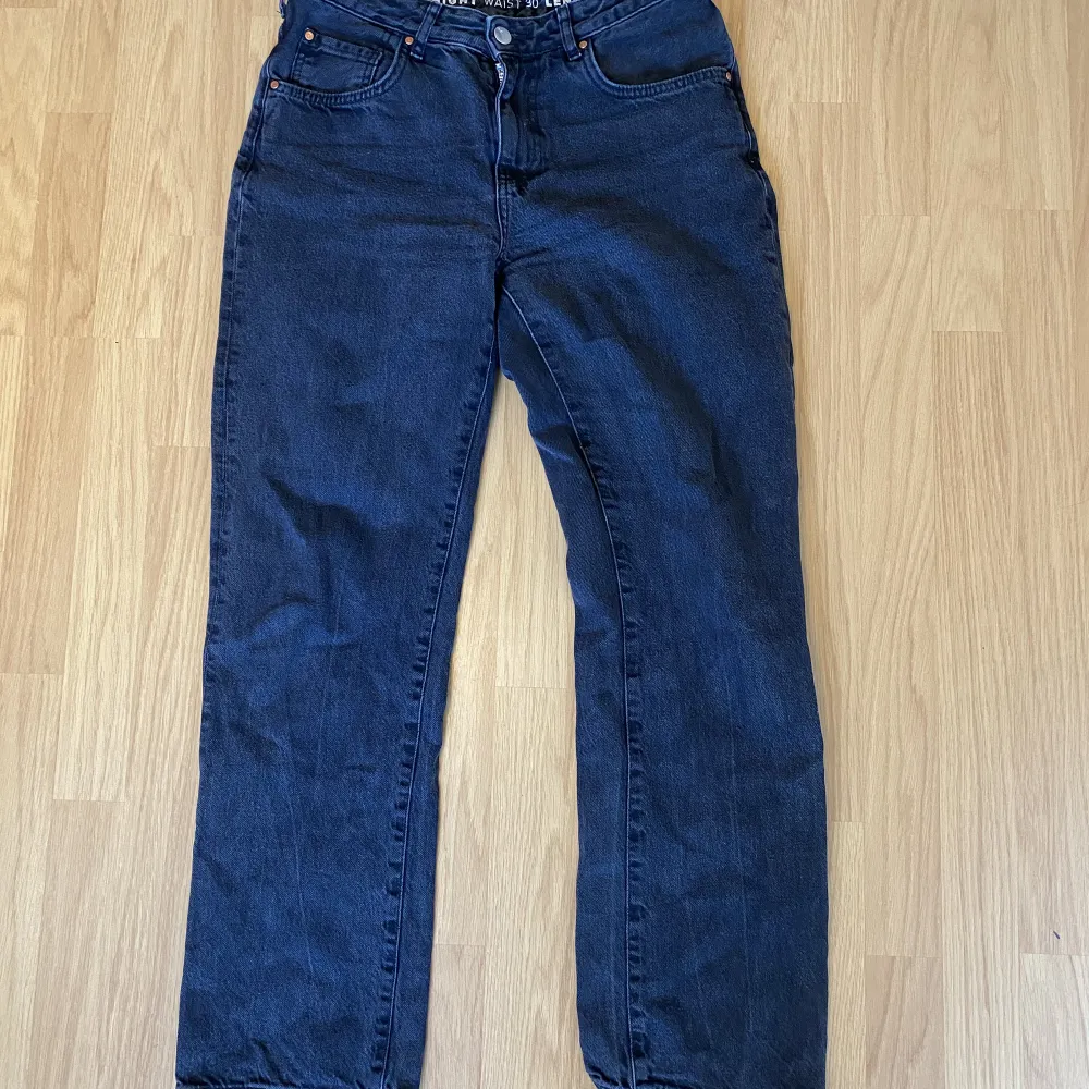 Lågmidjade straight jeans från Bikbok, Storlek 30 längd 32, köpta för 599 säljer för 300!. Jeans & Byxor.