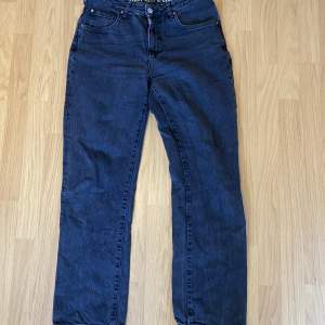 Lågmidjade straight jeans från Bikbok, Storlek 30 längd 32, köpta för 599 säljer för 300!
