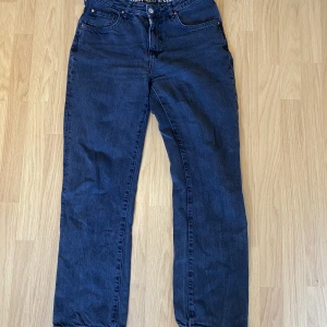 Lågmidjade straight jeans från Bikbok  - Lågmidjade straight jeans från Bikbok, Storlek 30 längd 32, köpta för 599 säljer för 300!