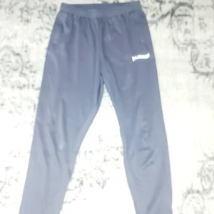 Tränings byxor - Träningsbyxor i mycket bra skick Storlek: L