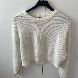 Hm, stickad tröja  - Stickad tröja från hm, oversized modell.  Knottrig men utom de i fint skick. Passar Xs-L Nypris 150kr 