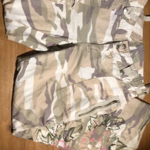 Camo byxor - Ett par snygga camobyxor som jag säljer då de är lite för små på mig, de är i bra skick. Har cool design på benet. 