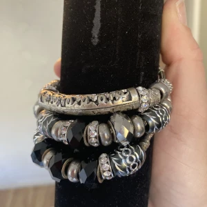 Armband av olika slag - Handgjorda armband i äkta läder och även några i metall satinless stel