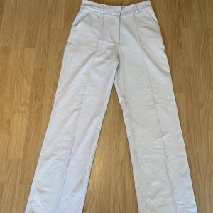 Begiea kostymbyxor från madlady  - Säljer mina favorit kostymbyxor då de tyvärr blivit försmå. Storlek 36 Längd 32, assnygga. Köpta för 599 säljer för 300!