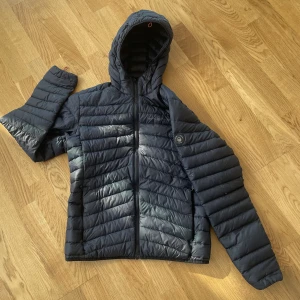 Sail racing Jacka - Säljer denna sail racing jacka då den är för liten. Litet hål på ryggen men annars bra skick.