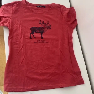T-shirt med tryck - T-shorts med tryck i storlek M/38