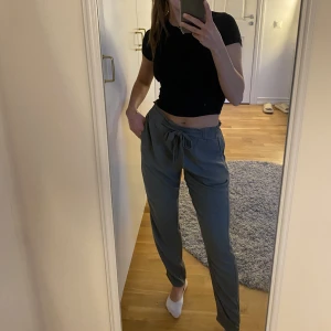 Byxor - Supersköna militärgröna byxor som passar till alla tillfällen. Blivit lite nötta på framsida lår, men inget man tänker på.