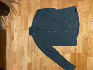 Paul & Freinds grön skjorta S - Snygg skjorta från Paul and freinds i storlek S. Bra skick inte använd mycket. Nypris runt 1250kr. Hör av dig vid funderingar!😄