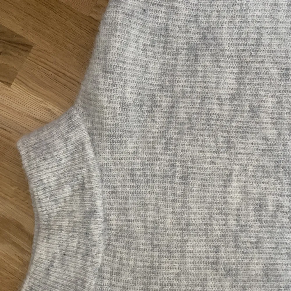 Stickad grå tröja med alpackaull. Från NA-KD, nypris 699kr. Stickat.