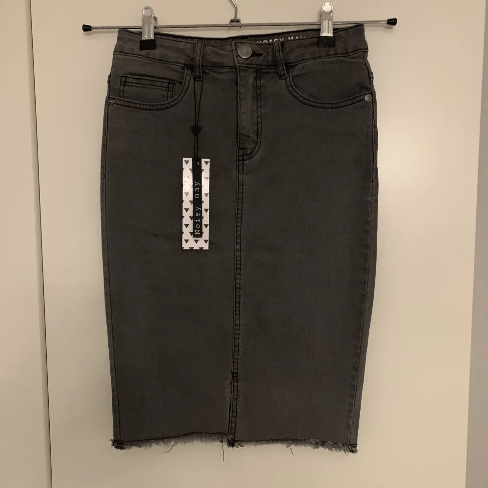 Oanvänd jeans kjol från Vero Moda i storlek XS. Kjolar.