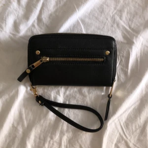 Söt plånbok/miniväska - Supersöt plånbok med många fack! Asbra kvalitet! 🖤⚡️ STOCKHOLMSSTIL  Köpte för 499, säljer för 100kr. Pris kan diskuteras, dm för fler bilder 💕