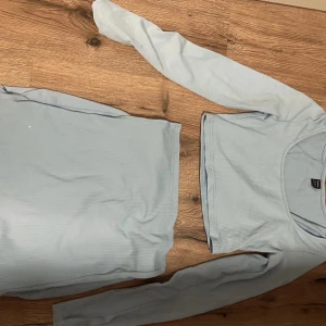 Kjol och överdel - Ljus blått set, använt 1 gång men var för liten🥰