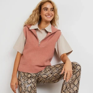 Stickad väst - Stickad väst från Gina Tricot, använd fåtal gånger 