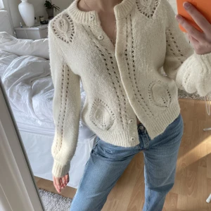 Vit kofta - Söt kofta från Dea Kudibal med fina detaljer! Använd 3 gånger!