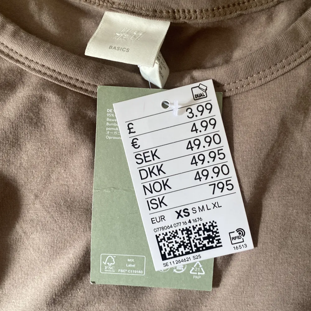 Super fin ljus brun t-shirt i storlek XS från H&M med lappen kvar. Frakt tillkommer ❤️.        (rensar gaderob). T-shirts.
