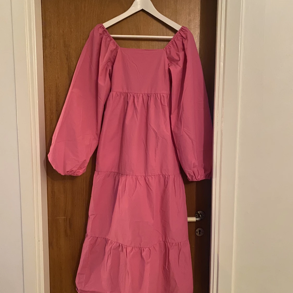 Rosa klänning med puffärmar från GESTUZ - 90