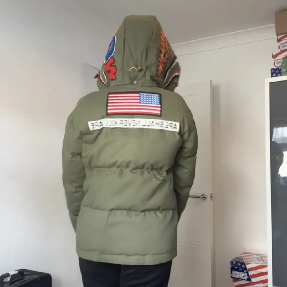 BAPE vinterjacka som jag fått av min pappa i London. Vet ej om den är äkta!. Jackor.