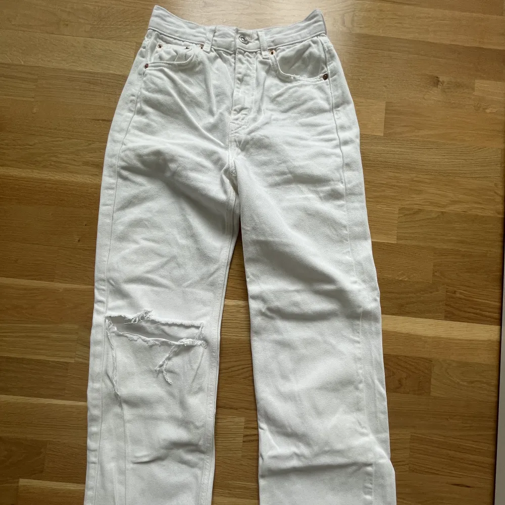 Vita straight jeans i storlek 34 från pull&bear i väldigt bra skick. 100% bomull :) . Jeans & Byxor.