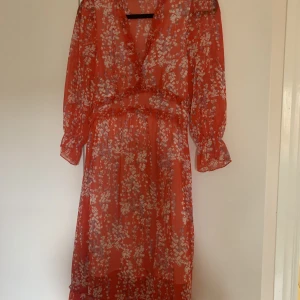 Klänning från SHEIN  - Röd fin sommarklänning från SHEIN, knälång , strl S