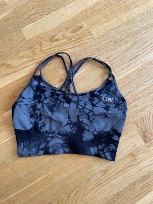 ICIW shorts + sportbh  - Iciw set. Storlek S i både shorts, tights & sportbh. Bara använda till foton. Säljer separat om så önskas.