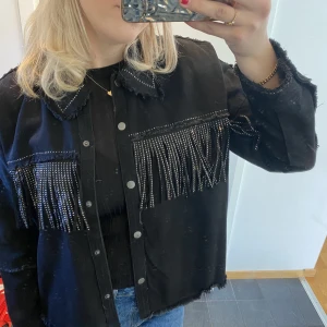 Vårjacka - Vårjacka från “The style between us” köpt i New York. Oanvänd då den aldrig kommi till användning.