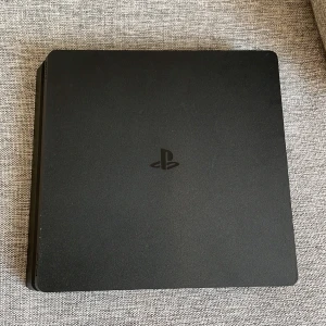 Ps4  - Ett ps4 i ett helt okej skick. Det har används i ca 2,5 år och nu ska den säljas. Kontroll ingår inte men strömkabel och hdmi kabel ingår.