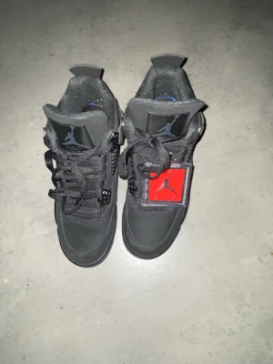 Jordan 4 black cat - Jordan 4 skor i storlek 41. Har använts en gång, visa sig vara små. (Authentic product, best copy you can find)