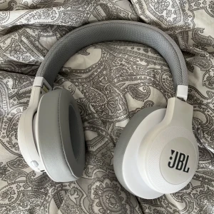JBL hörlurar - Jbl bluetooth hörlurar i bra skicka, inte använda alls mycket. Nypris är 800. Aux kabel och laddkabel medföljer😊