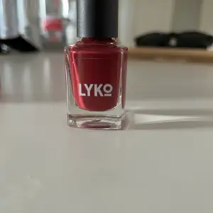 Vinrött nagellack från lykos egna märke. Använt någon enstaka gång. 25kr för detta men har ett rosa från samma märke i samma storlek, aningen mindre produkt i, som man kan få med för 10kr extra (för båda). Finns fler bilder. Tar swish