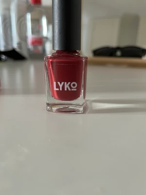Rött Nagellack - Vinrött nagellack från lykos egna märke. Använt någon enstaka gång. 25kr för detta men har ett rosa från samma märke i samma storlek, aningen mindre produkt i, som man kan få med för 10kr extra (för båda). Finns fler bilder. Tar swish