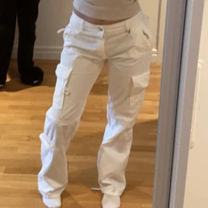 Cargobyxor  - Vita Cargobyxor i storlek 38 från Zara. De är insydda vid midjan då de hade en lös passform från början. Jag är 169 cm lång och de når ändå till golvet. Köptes förra våren, därav säljs de inte längre. Köptes för runt 400kr.