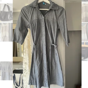 Klänning  - Superfin klänning från Sunshine, knappar och även ett band runt midjan 