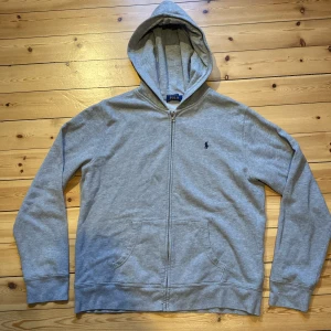 Polo Ralph lauren zip hoodie - Bra skick. Storlek M men funkar till storlek L och S. Nypris 1900
