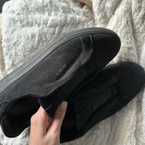 Arigato skor - Stilrena arigato skor. Väldigt fint skick, säljs pga att min brorsa vuxit ur dem. Inte mycket använda.  Nypris 2350kr