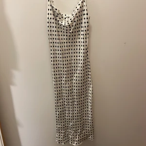 Prickig klänning  - Gullig prickig klänning från zara