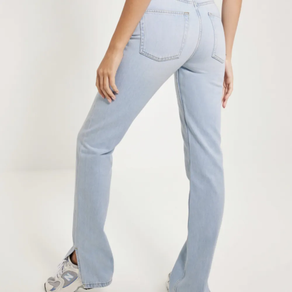 Säljer mina snygga jeans med slits från Nelly. Använda 1 gång och i super bra skick💕 . Jeans & Byxor.