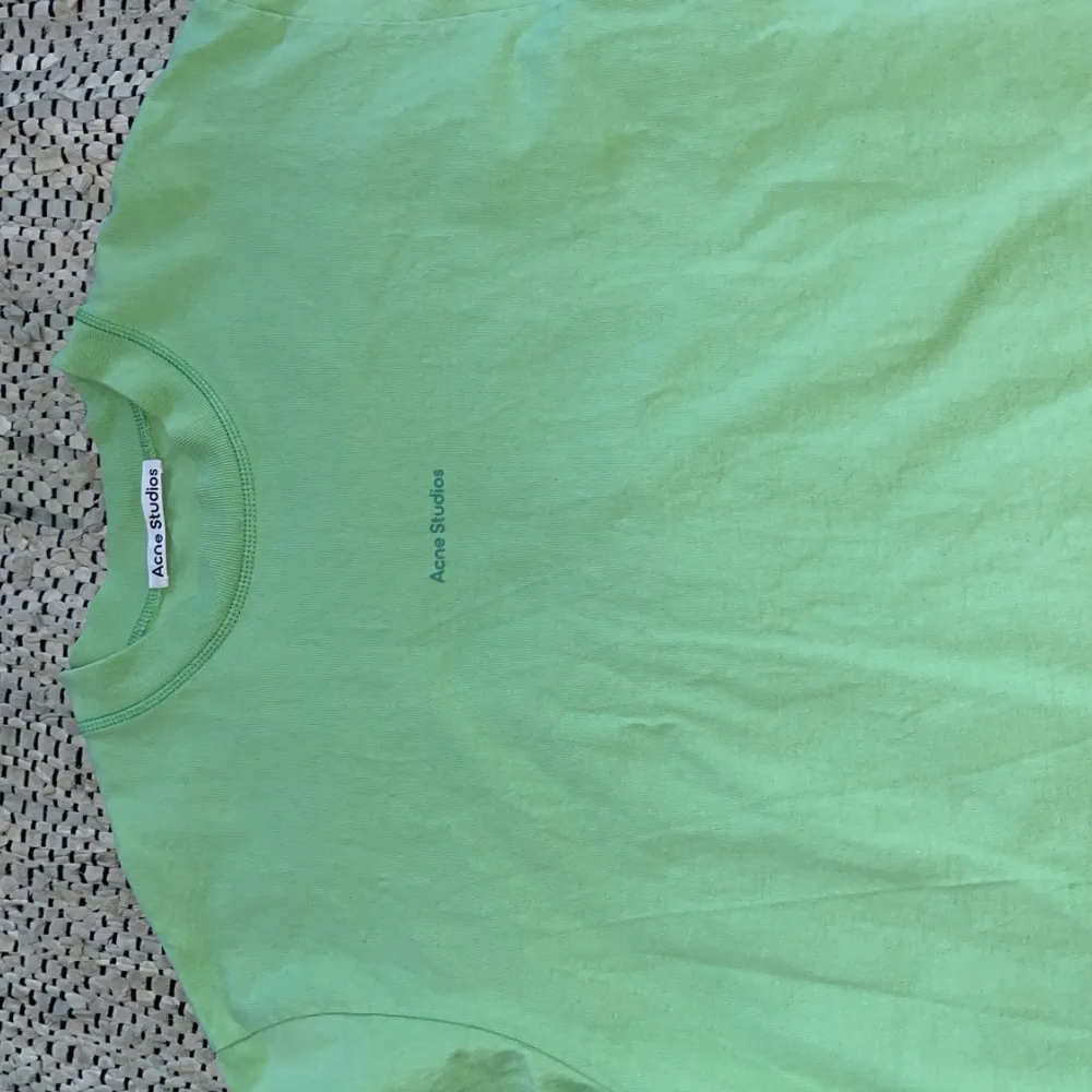 Säljer denna Acne Studios Tshirt i en ljusgrön färg, strl M  Oversized på mig som har Xs/S  Använd 1 gång  Nypris 2200kr säljes för 1000kr ellr bud . T-shirts.