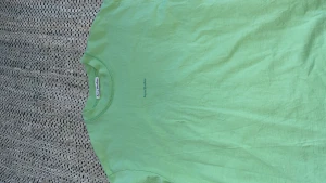 Acne Studios Tshirt - Säljer denna Acne Studios Tshirt i en ljusgrön färg, strl M  Oversized på mig som har Xs/S  Använd 1 gång  Nypris 2200kr säljes för 1000kr ellr bud 