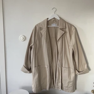 Beige vårjacka - Tunn jacka one size (typ oversized M). Bra skick från weekday! 