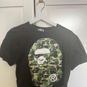 Bape thirt - A bathing ape svart tshirt. Retail price 1200 sek. BAPE 1st Camo Big Ape Head Tee. 