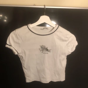 T-shirt  - Väldigt fin t-shirt från pull & bear. Köpte den för 300 men säljer för 150kr. Storlek s. #pull&bear