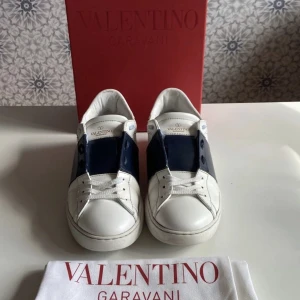 Valentino open skor - Valentino skor cond:9 Box,dustbag,äktehetsintyg ingår|storlek:41 men passar 42 lika bra| pris:3500kr men kan ändras vid snabb affär|  Skriv för fler frågor📩 