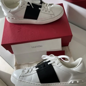 Valentino skor - Säljer mina Valentino open sneakers i strl 39. Väldigt fint skick,  förutom att lädret har creasat sig framme vid tårna och bak i hälen. Dustbag, box och kvitto tillkommer!💕