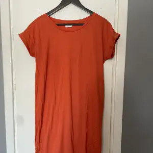 Orange T-shirt klänning från vila i storlek M. 