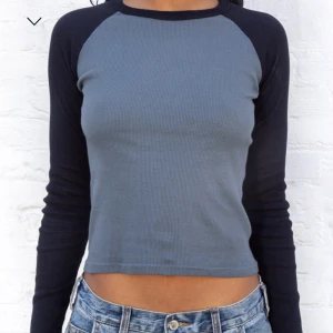Bella Top - bella top från brandy melville ⭐️ endast använd fåtal gånger så i superbra skick, slutsåld på hemsidan. 170kr + 69 i frakt 