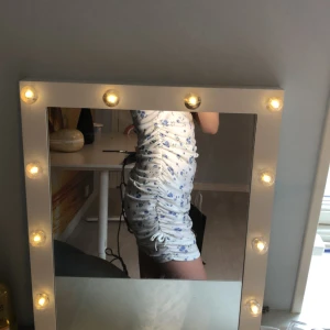 Fin klänning - En jättefin tajt klänning med blå små blommor! Den är i storlek 164 passar mig som har xxs/xs💙