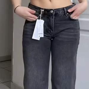 Säljer mina low straight jeans i petite från Gina tricot. Köptes i fel strl och därav endast använda 3 ggr. Mycket populära just nu och passar dem mellan 155-165 cm. Finns i att hämta i Halmstad men går även att fraktas (köparen står för fraktkostnaden). 