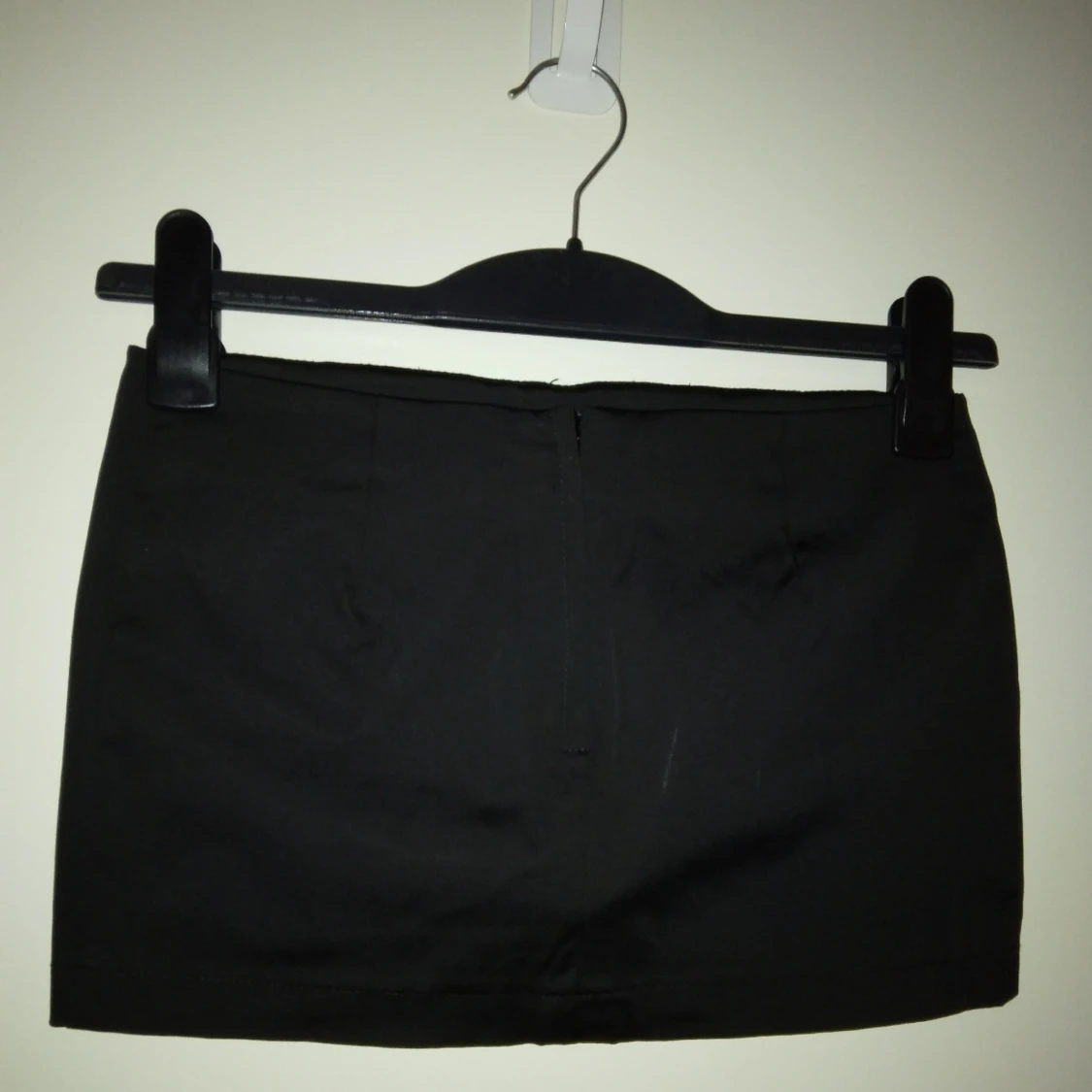 Svart minikjol / kort kjol, från Top Shop. Strlk: 34, XS. Felfri. Satin. - 1