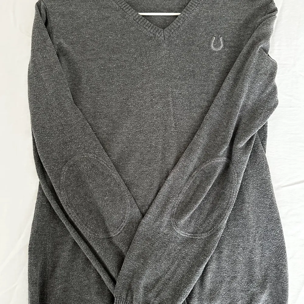 Fin grå tröja, i använt skick men fortfarande fin! Perfekt för dig som kanske hänger mycket i stallet 🐴. Tröjor & Koftor.