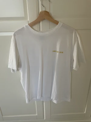 OOO t-shirt - Säljer nu denna tröjan från one of one. Den är i storlek M och använd Max tre gånger då jag växte ur den.